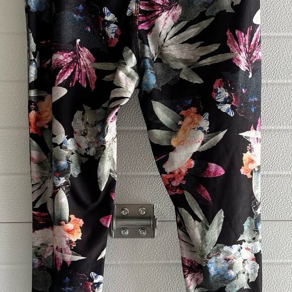 JOCKEY leggings, women's size S, botanical print on black, Capri - Picture 4 of 6